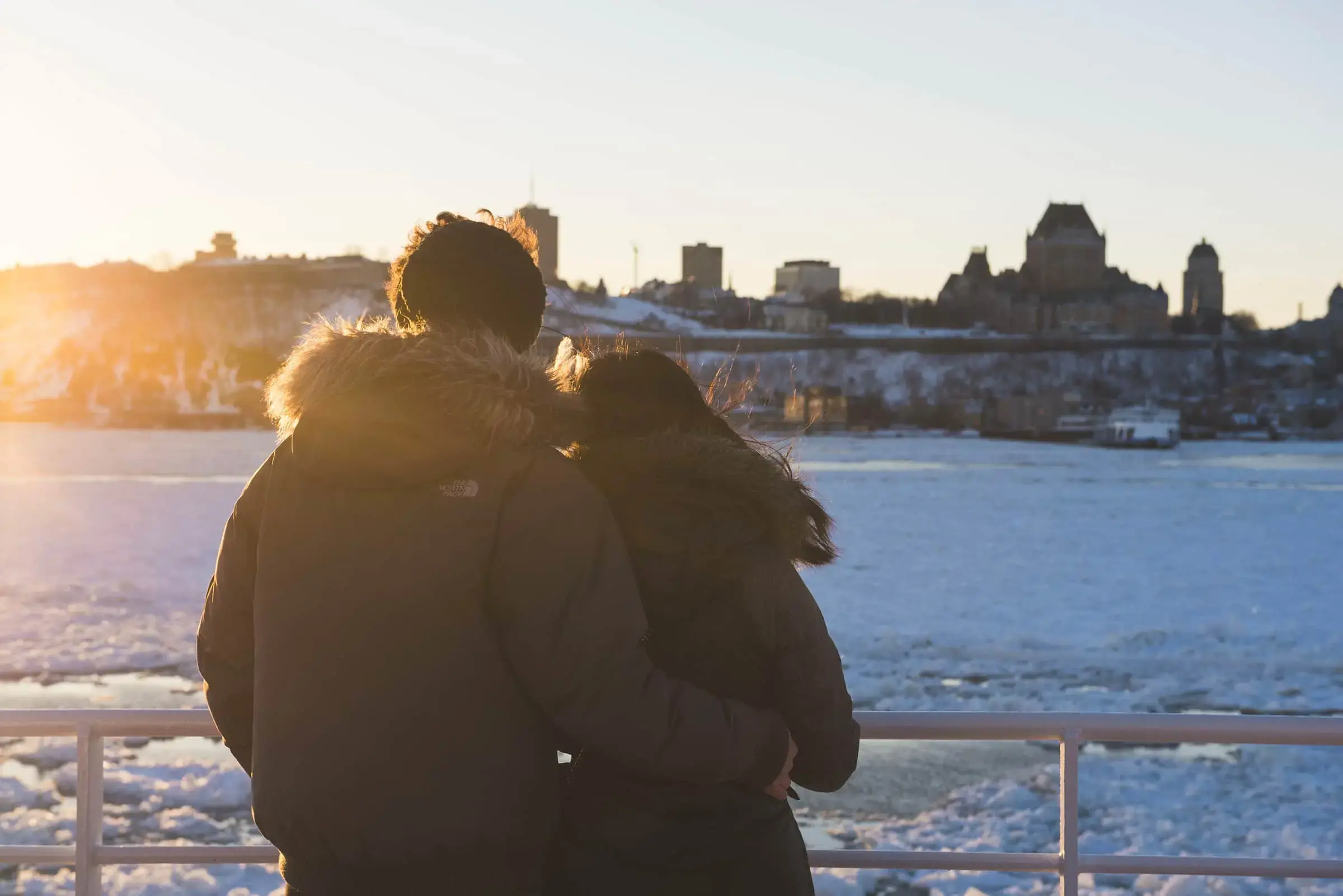 Un couple qui admire la ville de Québec depuis le traversier.