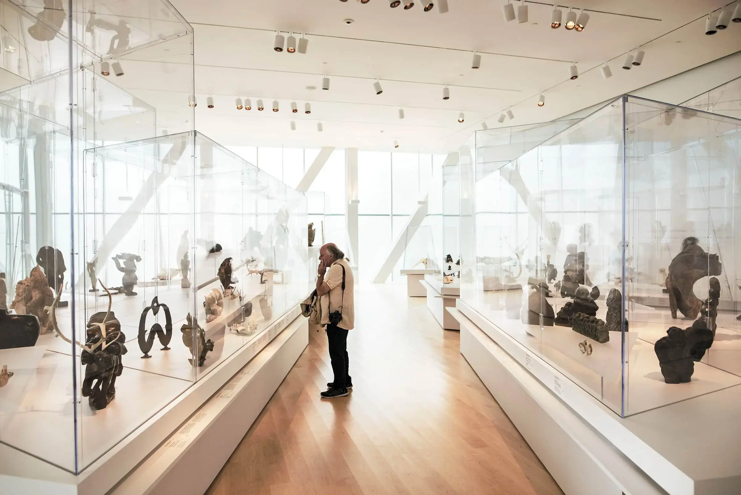 Un homme visitant les expositions du Musée national des beaux-arts du Québec.