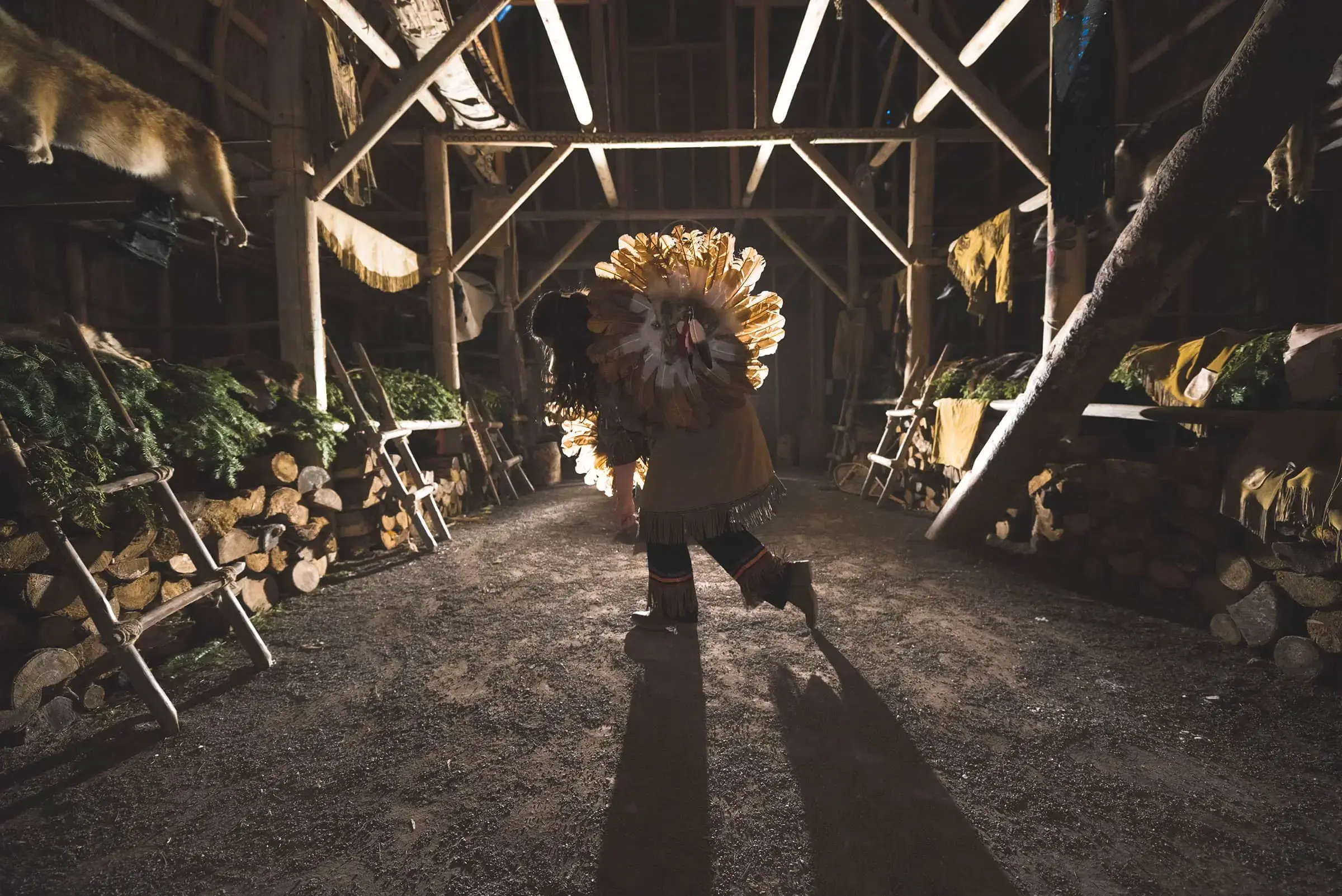 Animation à l’intérieur de la maison longue au Musée hurons-wendats.