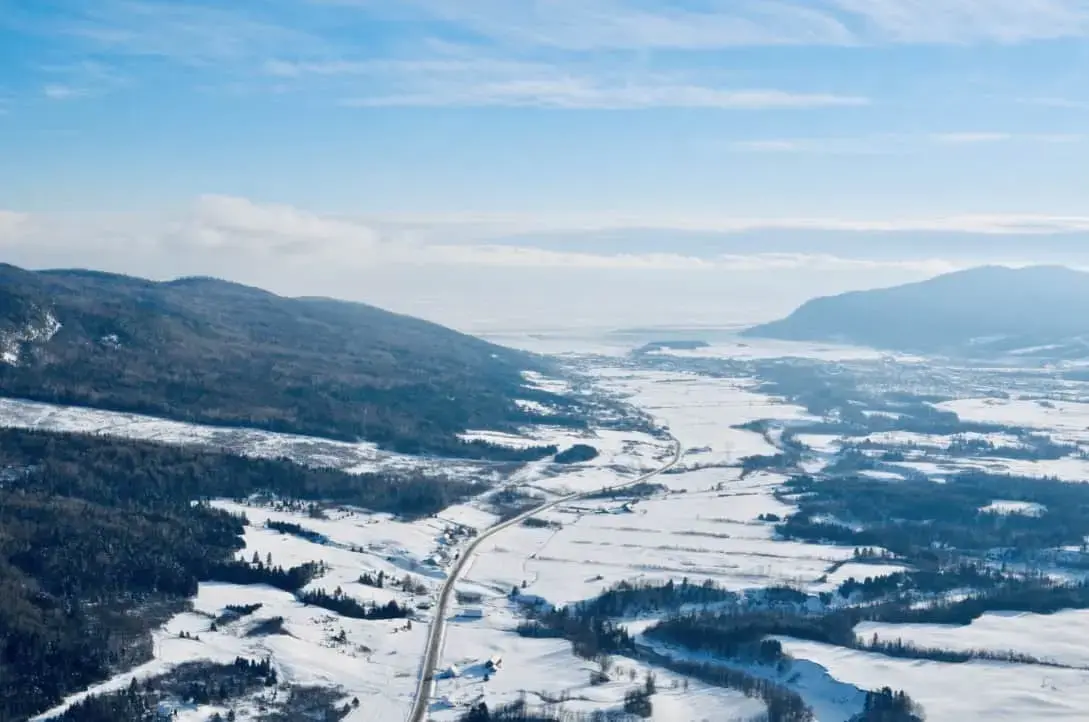 Vue aérienne de Charlevoix enneigée.